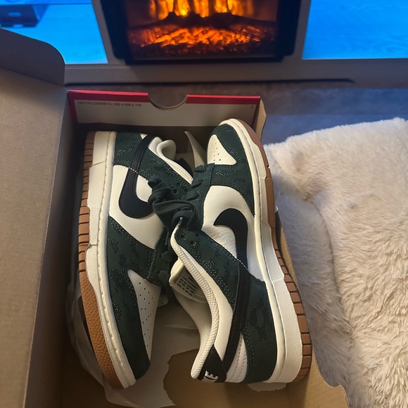 $135 Women’s Nike Dunks Low Snakeskin Green Size W 8 / M 6.5 - Picture 5 of 9